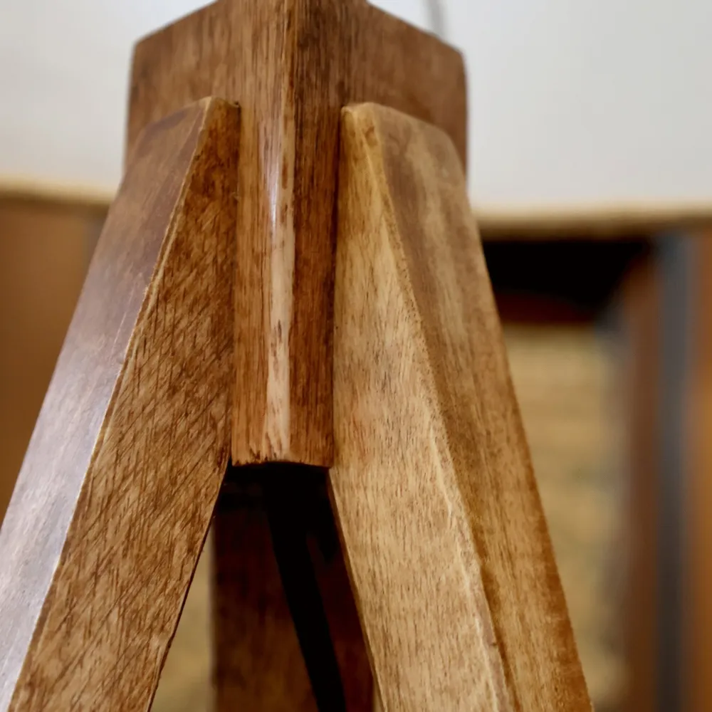 Chic Antique Tischlampe mit Holzfuss und Leinenschirm