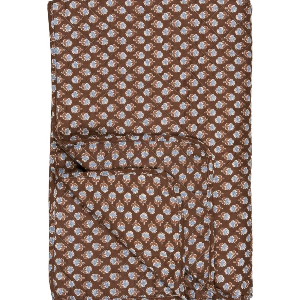 IB Laursen Quilt dunkelbraun-blau mit Blumenmuster